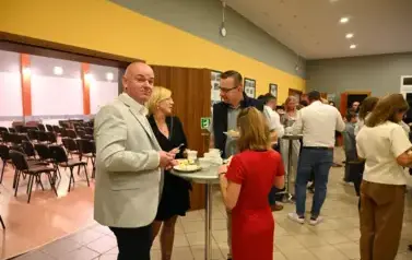 widzimy osoby jedzące tort