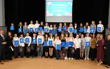 widzimy grupę dzieci, kt&oacute;re otrzymały stypendia oraz organizator&oacute;w