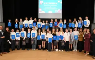 widzimy grupę dzieci, kt&oacute;re otrzymały stypendia oraz organizator&oacute;w