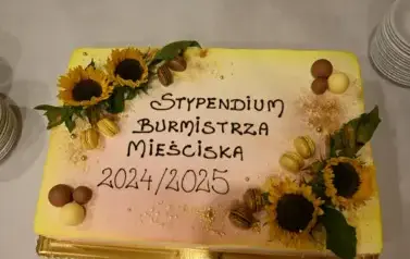 widzimy tort z napisem Stypendium Burmistrza Mieściska 2024/2025
