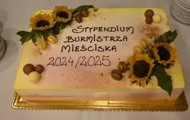 widzimy tort z napisem Stypendium Burmistrza Mieściska 2024/2025