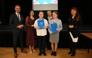 widzimy 3 panie, pana oraz chłopca i dziewczynke, kt&oacute;rzy otrzymali stypendium