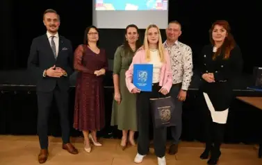 widzimy 3 panie, 2 pan&oacute;w oraz dziewczynke, kt&oacute;ra otrzymała stypendium