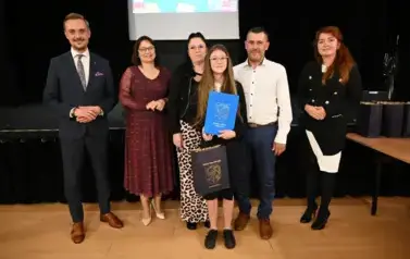 widzimy 3 panie, 2 pan&oacute;w oraz dziewczynke, kt&oacute;ra otrzymała stypendium