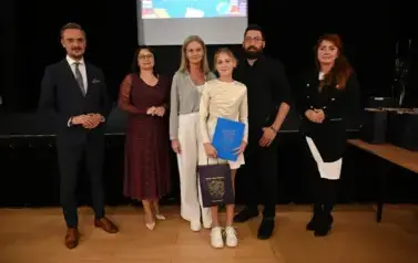 widzimy 3 panie, 2 pan&oacute;w oraz dziewczynke, kt&oacute;ra otrzymała stypendium