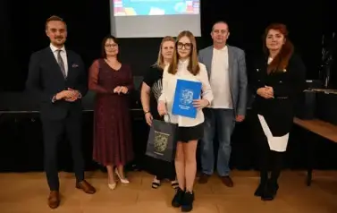 widzimy 3 panie, 2 pan&oacute;w oraz dziewczynke, kt&oacute;ra otrzymała stypendium