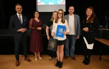 widzimy 3 panie, 2 pan&oacute;w oraz dziewczynke, kt&oacute;ra otrzymała stypendium