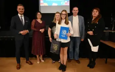 widzimy 3 panie, 2 pan&oacute;w oraz dziewczynke, kt&oacute;ra otrzymała stypendium