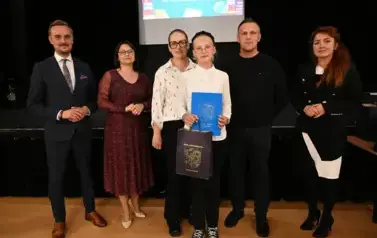 widzimy 3 panie, 2 pan&oacute;w oraz dziewczynke, kt&oacute;ra otrzymała stypendium