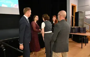 widzimy jak pani gratuluje rodzicom osiągnięć dziecka 