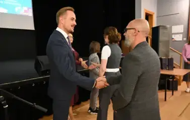 pan Burmistrz gratuluje r&oacute;wnież rodzicom dziecka