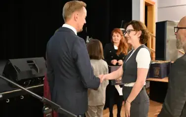 pan Burmistrz gratuluje r&oacute;wnież rodzicom dziecka