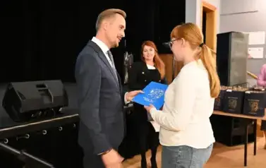 pan Burmistrz podaje dziewczynce stypendium