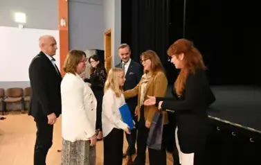 widzimy 3 panie, 2 pan&oacute;w oraz dziewczynke, kt&oacute;ra otrzymała stypendium