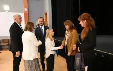 widzimy 3 panie, 2 pan&oacute;w oraz dziewczynke, kt&oacute;ra otrzymała stypendium