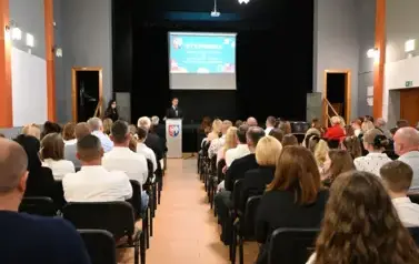 widzimy siedzącą publiczność