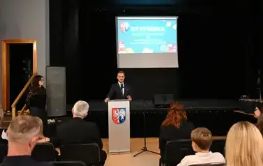 widzimy Pana Burmistrza m&oacute;wiącego do mikrofonu