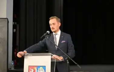 widzimy Pana Burmistrza m&oacute;wiącego do mikrofonu