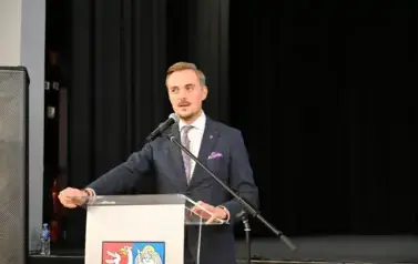 widzimy Pana Burmistrza m&oacute;wiącego do mikrofonu
