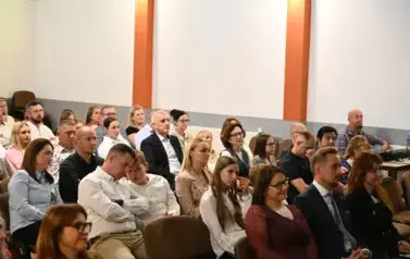 widzimy siedzącą publiczność
