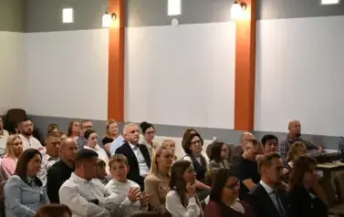widzimy siedzącą publiczność