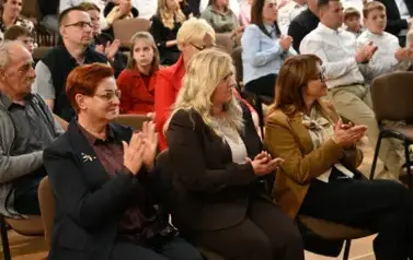 widzimy publiczność klaszcącą w dłonie
