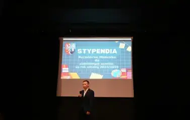 widzimy chłopca trzymającego mikrofon w ręce