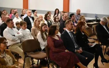 widzimy siedzącą widownie