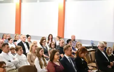 widzimy siedzącą widownie