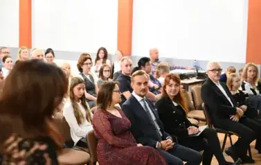 widzimy siedzącą widownie