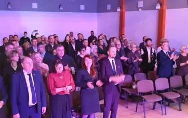 widzimy stojącą oraz klaszczącą w dłonie widownie