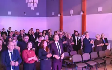 widzimy stojącą oraz klaszczącą w dłonie widownie