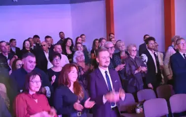 widzimy stojącą oraz klaszczącą w dłonie widownie