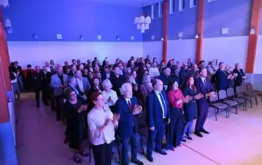 widzimy stojącą widownie oraz klaszczącą w dłonie