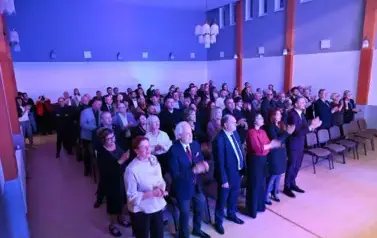 widzimy stojącą widownie oraz klaszczącą w dłonie