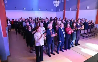 widzimy stojącą widownie oraz klaszczącą w dłonie