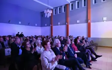widzimy siedzącą widownie
