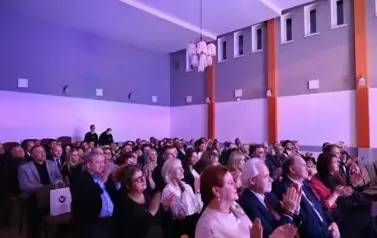 widzimy siedzącą widownie