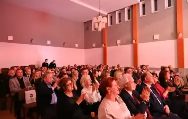 widzimy siedzącą widownie