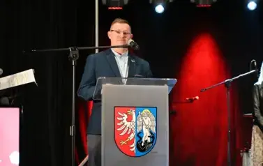 widzimy pana m&oacute;wiącego do mikrofonu