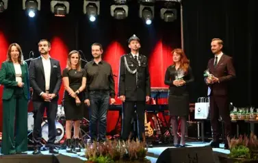 widzimy 3 panie, 3 pan&oacute;w oraz pana ubranego w mundur