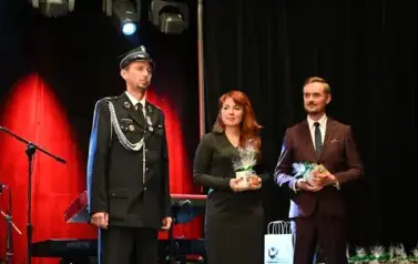 widzimy pana, panią oraz pana ubranego w mundur 