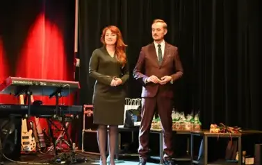 widzimy panią oaz pana stojących na scenie
