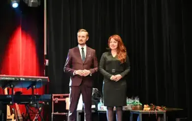 widzimy na scenie stojącą pania i pana