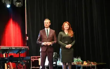 widzimy na scenie stojącą pania i pana
