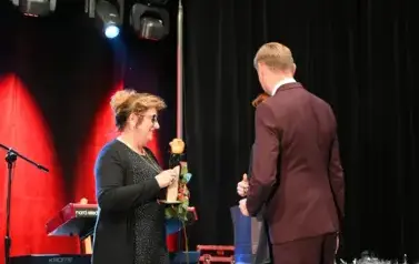 pani stoi z r&oacute;źą w ręce a pan stoi na przeciwko niej