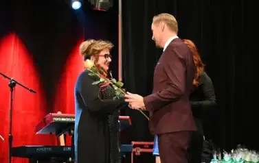 widzimy pana wręczającego r&oacute;że pani