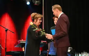 widzimy pana wręczającego r&oacute;że pani