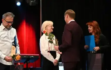 widzimy pana przekazującego pani r&oacute;że
