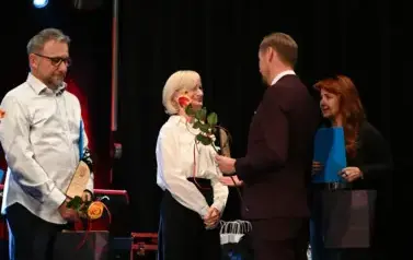 widzimy pana przekazującego pani r&oacute;że
